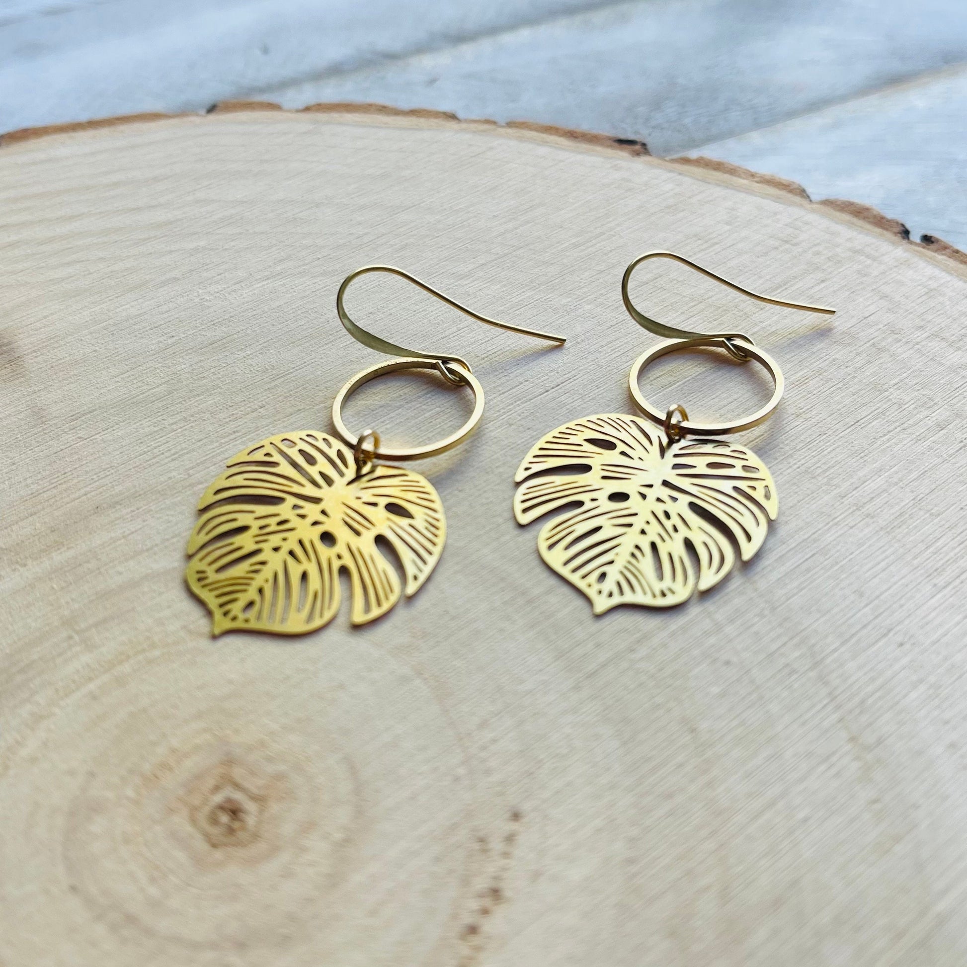 Monstera Earrings, Tropical Plant Earrings, Vacation Jewelry, Brass Dangle Earrings, Anniversary Gift Wife, Bridesmaid Jewelry